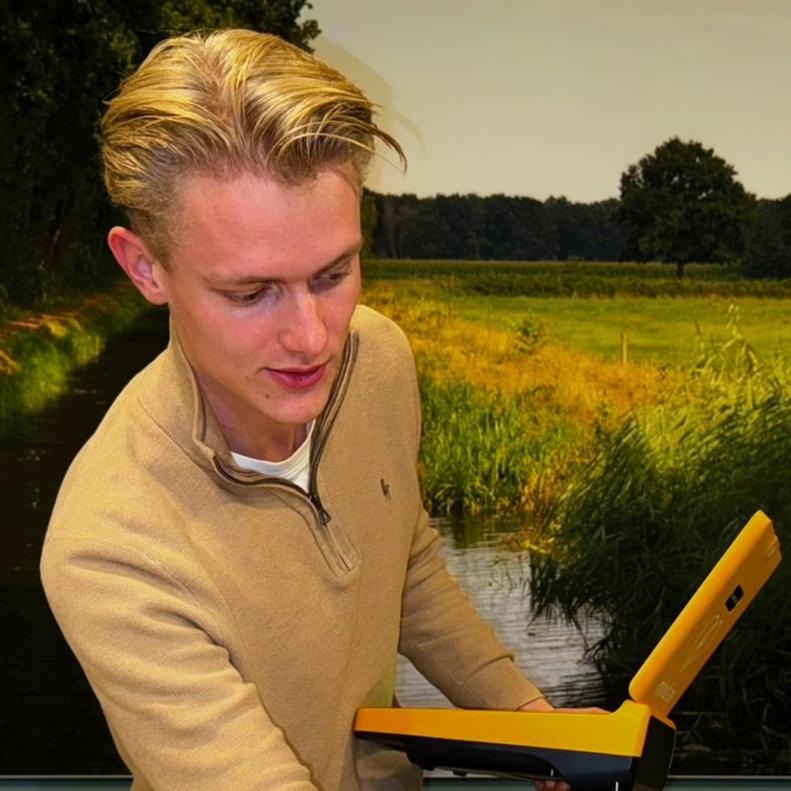 Persoon met een aed in zijn hand