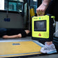 De Vivest X3 AED met een groot beeldscherm in het openbaar vervoer zoals bus, trein of vliegtuig